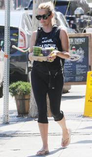 Reese Witherspoon feet photo thumbnail