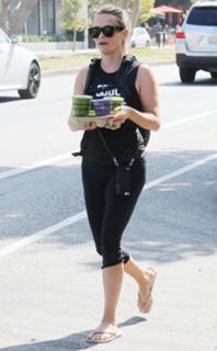 Reese Witherspoon feet photo thumbnail