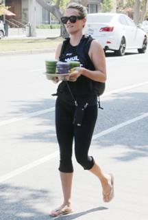 Reese Witherspoon feet photo thumbnail