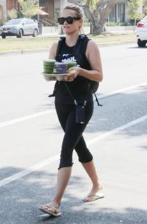Reese Witherspoon feet photo thumbnail
