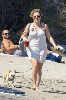 Hilary Duff feet photo thumbnail