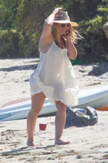 Hilary Duff feet photo thumbnail