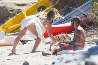 Hilary Duff feet photo thumbnail