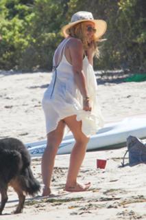 Hilary Duff feet photo thumbnail