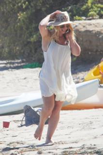 Hilary Duff feet photo thumbnail