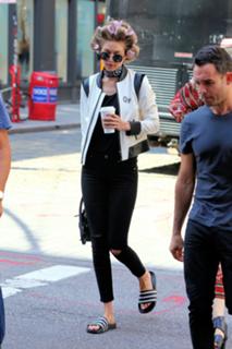 Gigi Hadid feet photo thumbnail