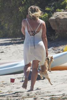 Hilary Duff feet photo thumbnail