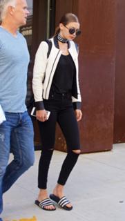 Gigi Hadid feet photo thumbnail