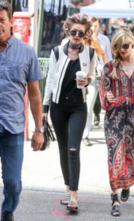 Gigi Hadid feet photo thumbnail
