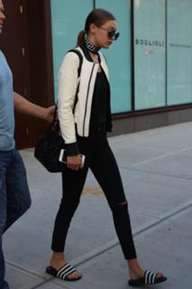 Gigi Hadid feet photo thumbnail