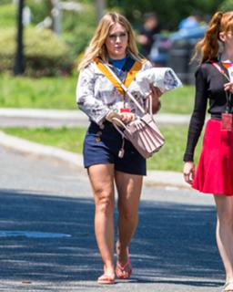 Hilary Duff feet photo thumbnail