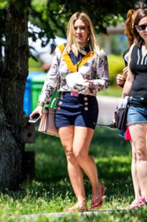Hilary Duff feet photo thumbnail