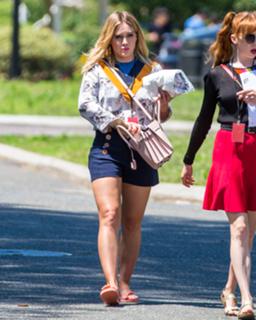 Hilary Duff feet photo thumbnail