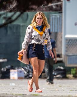 Hilary Duff feet photo thumbnail