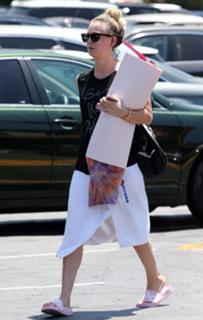 Kaley Cuoco feet photo thumbnail