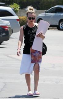 Kaley Cuoco feet photo thumbnail