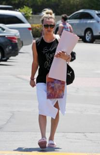 Kaley Cuoco feet photo thumbnail