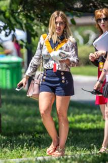 Hilary Duff feet photo thumbnail