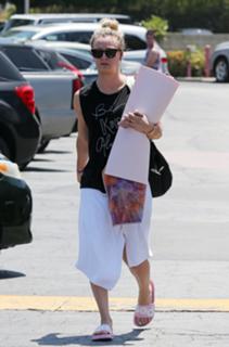Kaley Cuoco feet photo thumbnail