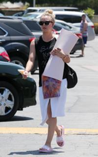 Kaley Cuoco feet photo thumbnail
