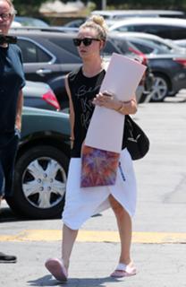 Kaley Cuoco feet photo thumbnail