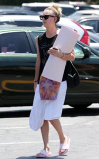 Kaley Cuoco feet photo thumbnail