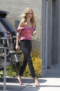 Rosie Huntington-Whiteley feet photo thumbnail