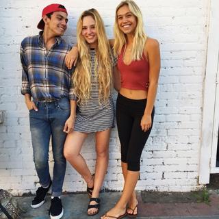 Alexis Ren feet photo thumbnail