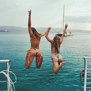 Alexis Ren feet photo thumbnail