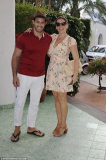Kelly Brook feet photo thumbnail