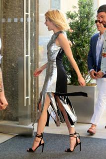 Emma Roberts feet photo thumbnail