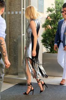Emma Roberts feet photo thumbnail