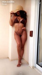 Vida Guerra feet photo thumbnail