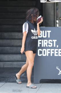 Vanessa Hudgens feet photo thumbnail
