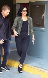 Demi Lovato feet photo thumbnail