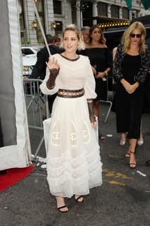 Kristen Stewart feet photo thumbnail