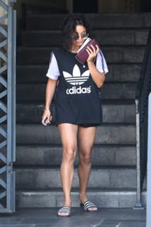 Vanessa Hudgens feet photo thumbnail