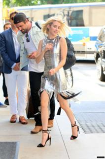 Emma Roberts feet photo thumbnail