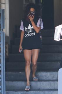Vanessa Hudgens feet photo thumbnail