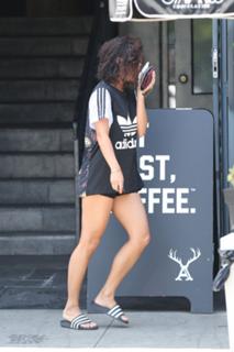 Vanessa Hudgens feet photo thumbnail