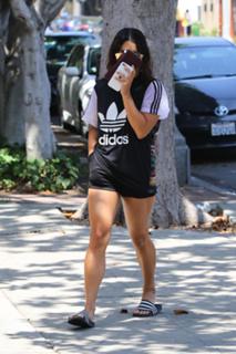 Vanessa Hudgens feet photo thumbnail