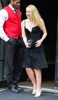 Dakota Fanning feet photo thumbnail