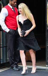 Dakota Fanning feet photo thumbnail
