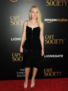 Dakota Fanning feet photo thumbnail