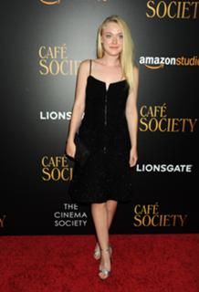 Dakota Fanning feet photo thumbnail
