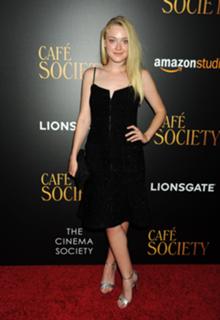 Dakota Fanning feet photo thumbnail