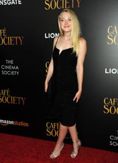 Dakota Fanning feet photo thumbnail