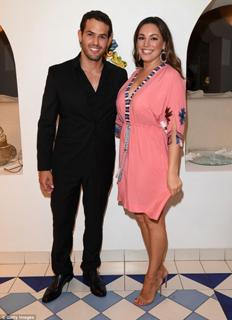 Kelly Brook feet photo thumbnail