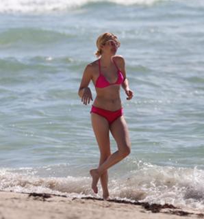 Emma Roberts feet photo thumbnail