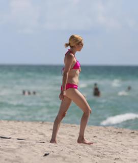 Emma Roberts feet photo thumbnail